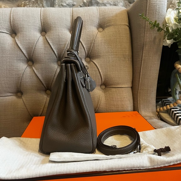 ❌SOLD❌Kelly 28 Etoupe with PHW 
Togo leather Stamp R Square 2014 - Picture 4 of 16